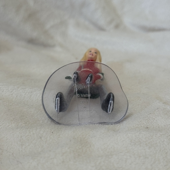 Vintage Hallmark Keepsake Ornament 2001 Barbie™ and Kelly™ on the Ice - Picture 7 of 9